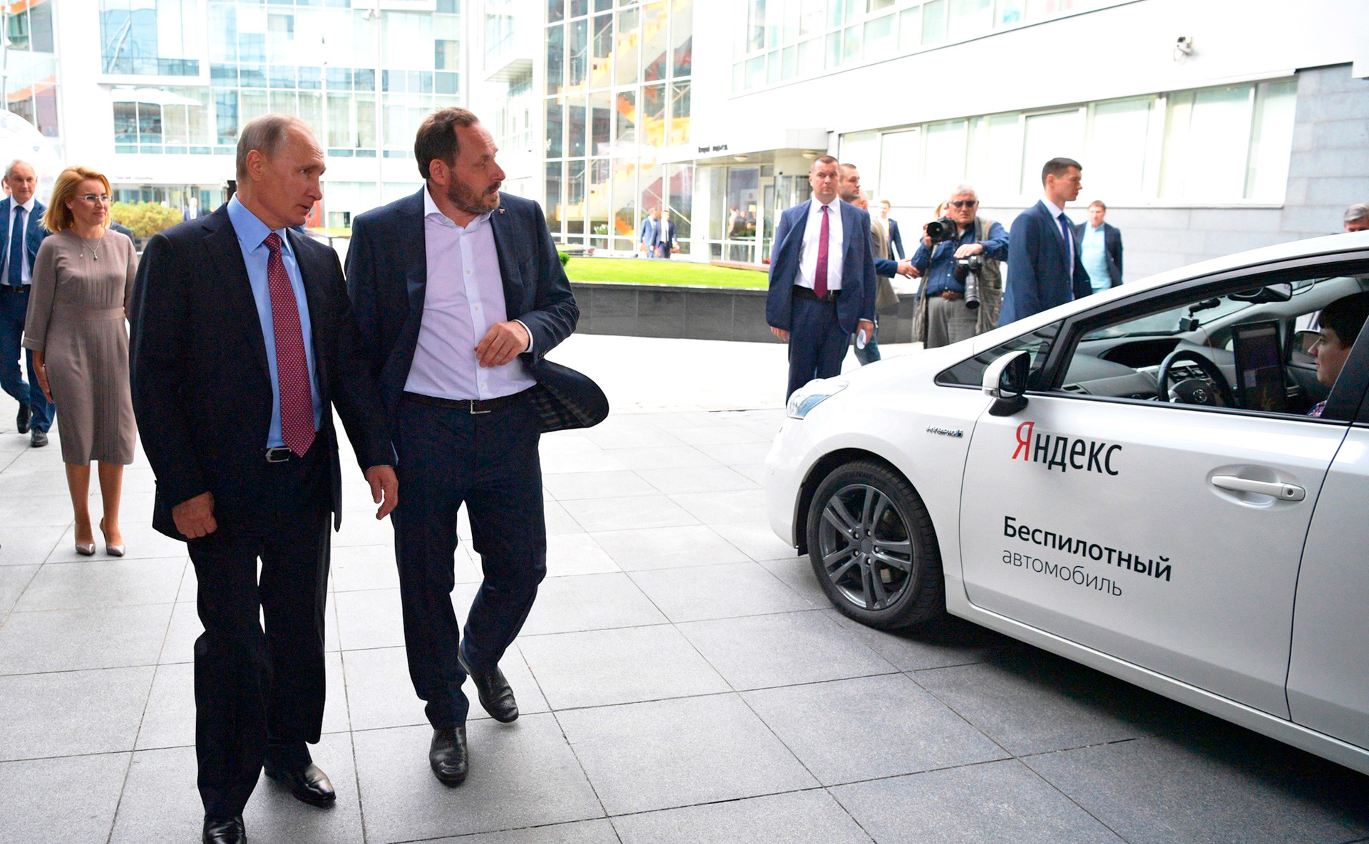 Präsident Putin begutachtet das erste fahrerlose Yandex-Mobil