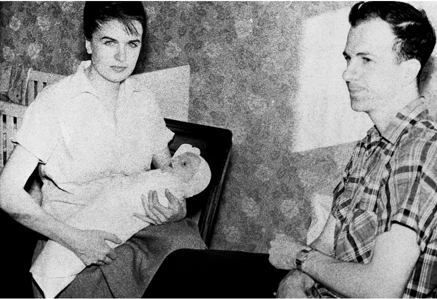 Lee Harvey Oswald, njegova žena Marina in njuna hčerka June Lee v Minsku. 