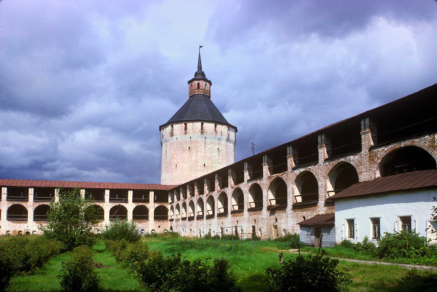 St. Kirill Belozersky Monastery. Ferapontov (Moscow) Tower. Right: north wall. August 8, 1991.