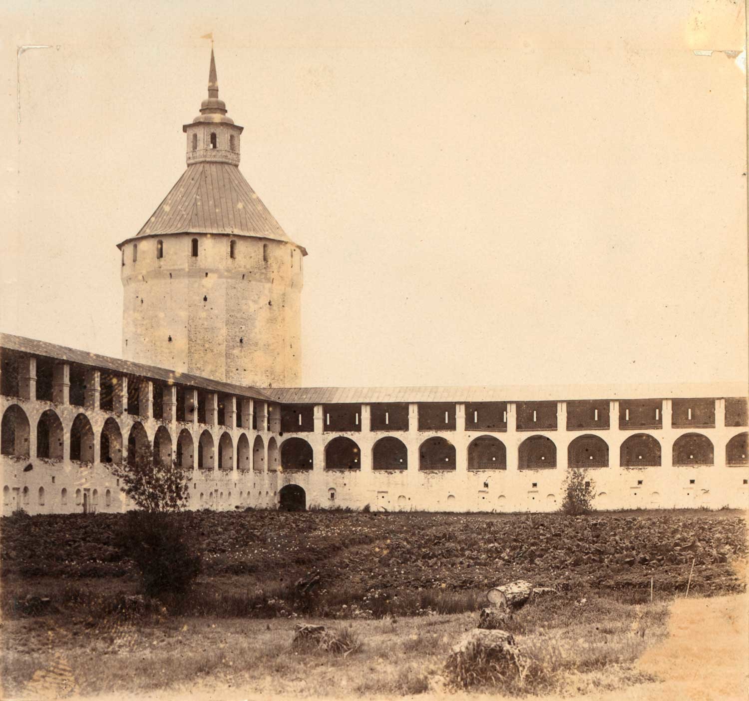Кирило-Белозерски манастир. Ферапонтова (Московска) кула и северозападне зидине. Лето 1909. године.