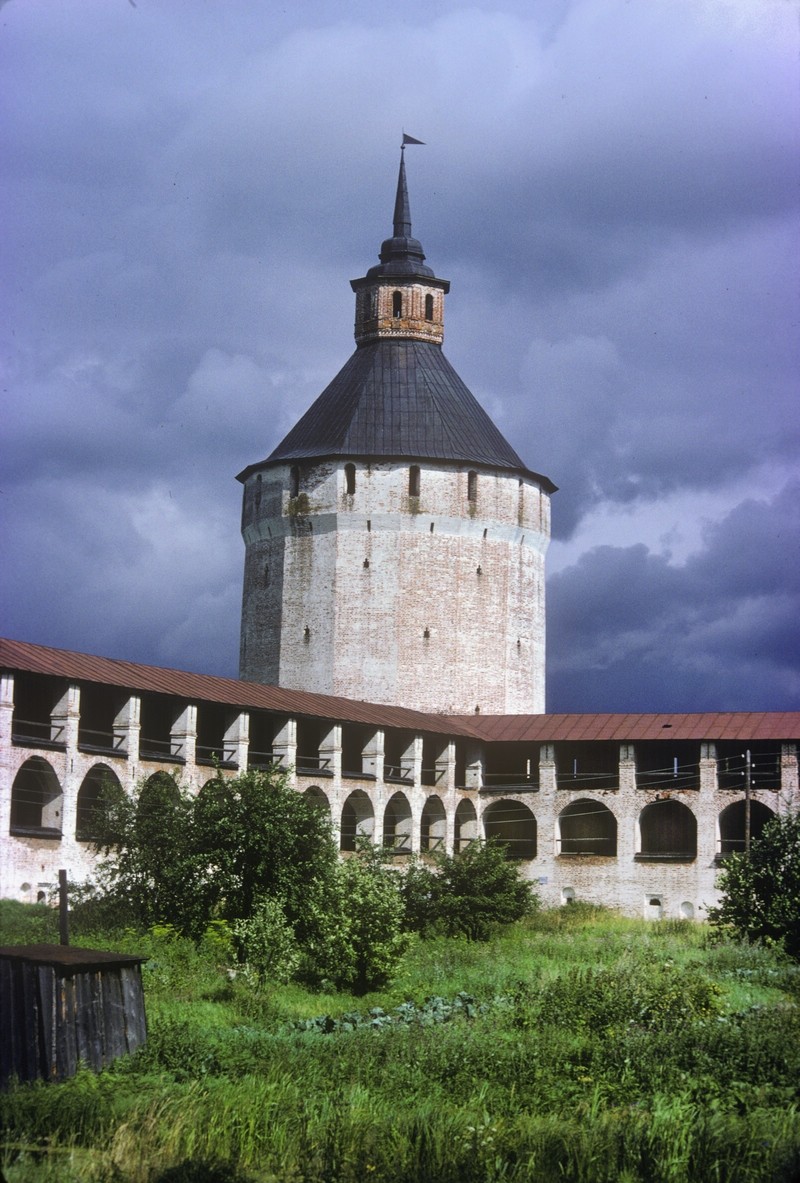 Кирило-Белозерски манастир. Ферапонтова (Московска) кула, јужна страна. Са десне стране: западне зидине. 8. август 1991.