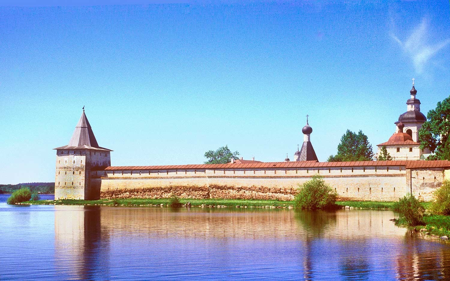 Manastir svetog Ćirila Bjelozjerskog. Pogled s južne obale jezera Sivjerskoje. Lijevo se nalazi toranj Svitočnaja. 7. lipnja 1998.
