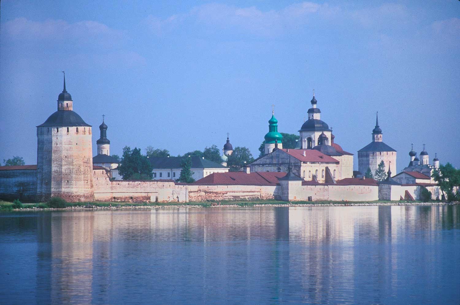 Manastir svetog Ćirila Bjelozjerskog. Pogled s jugozapadne strane, preko jezera Sivjerskoje. 15. srpnja 1999.