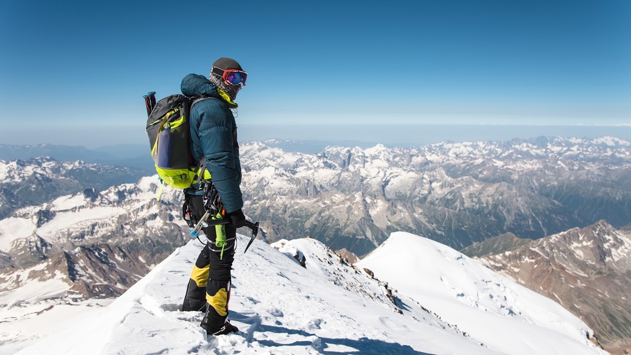 Seorang pemandu pendaki profesional di puncak gunung Elbrus yang tertutup salju.