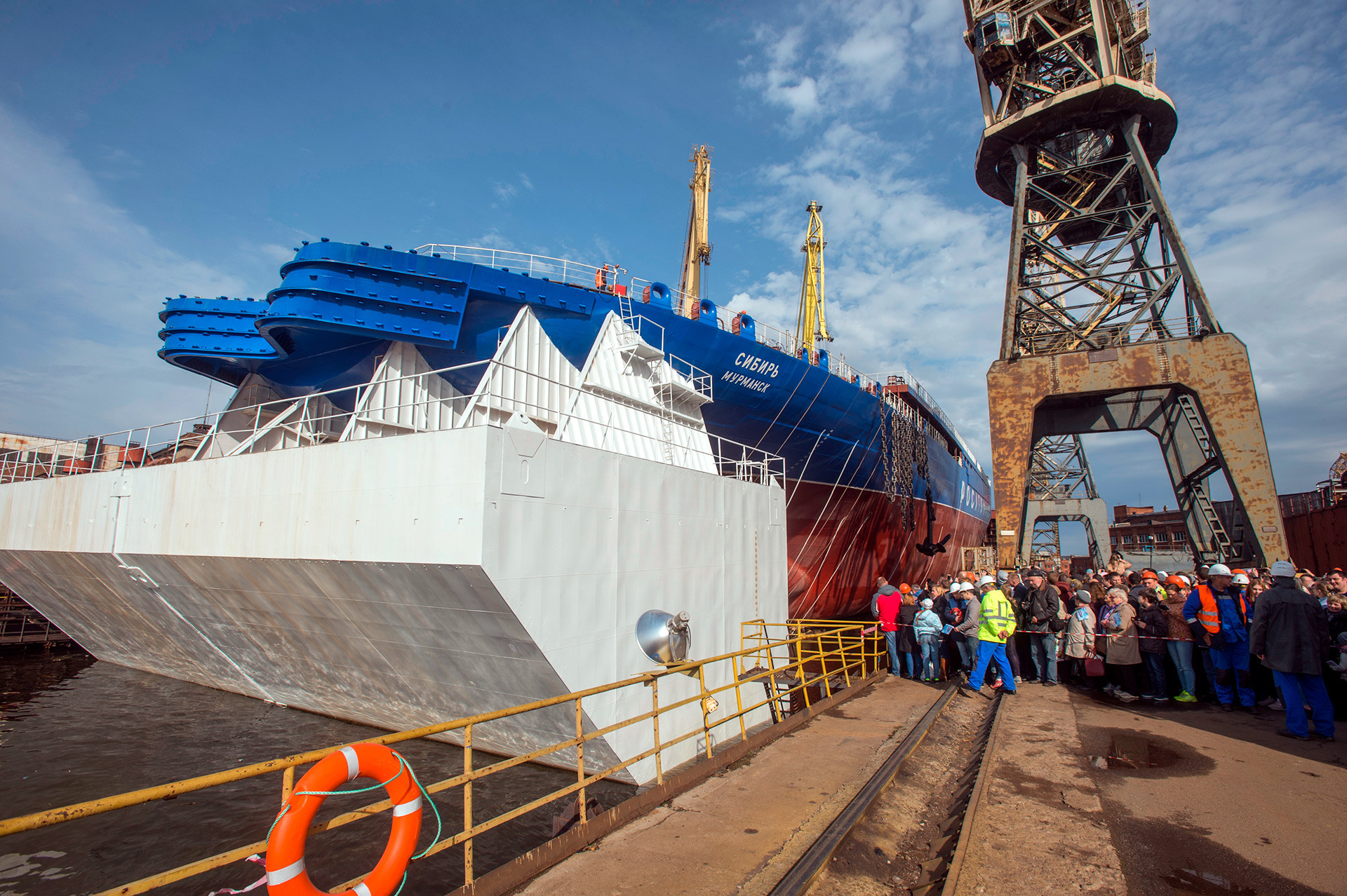 Поринуће првог серијског универзалног нуклеарног ледоломца ЛК-60Я „Сибир“ на Балтичком бродоградилишту у Санкт Петербургу, 22. септембар 2017. 