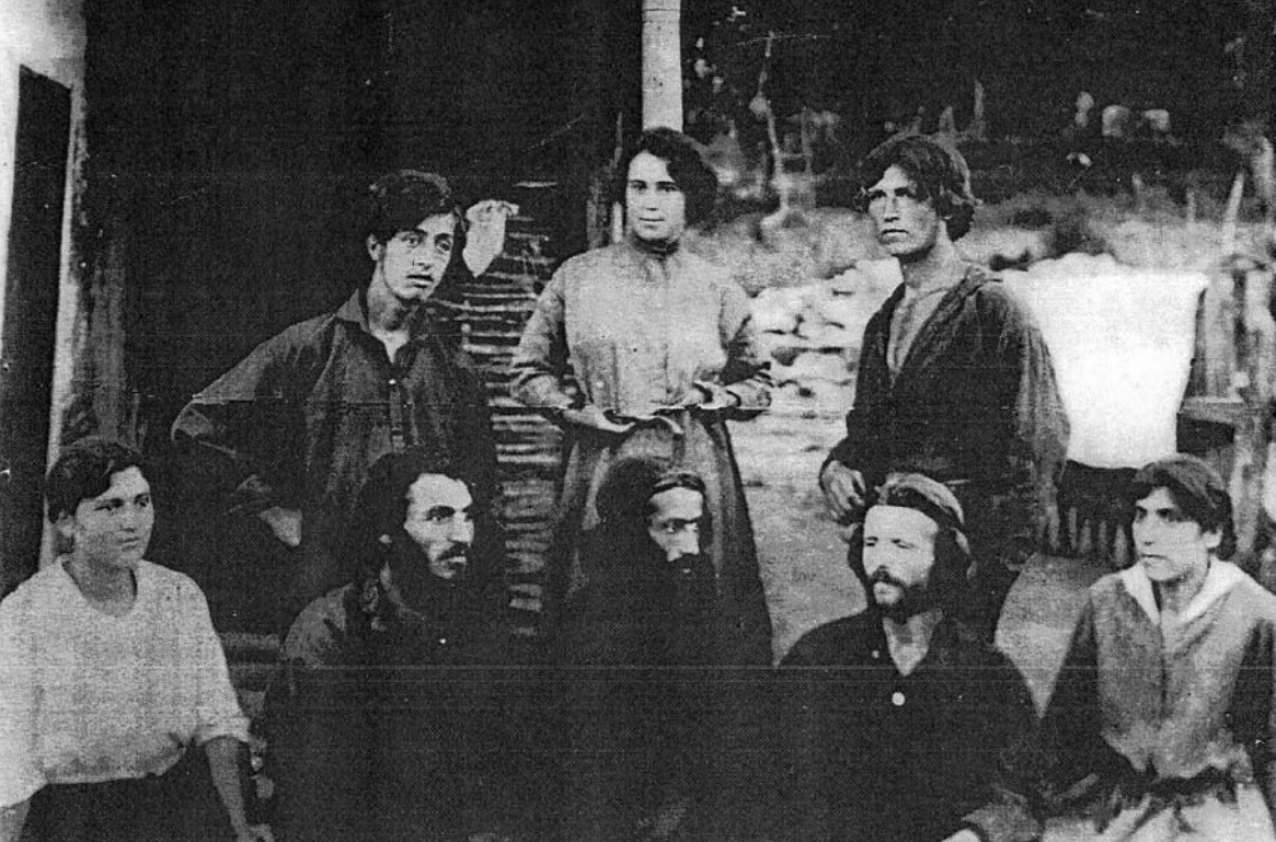Комуната в с. Индже войвода през 1921 г. В средата Дона Кошева, Иванка Домова, Тодор Парасков (първи вляво), Пейо Гальов (в средата), братя Георгиеви