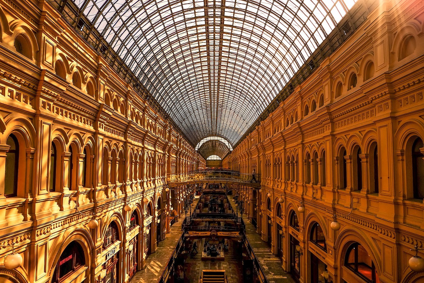 Streha veleblagovnice GUM, najlepšega nakupovalnega centra v Rusiji, ki ga je zasnoval Vladimir Šuhov.