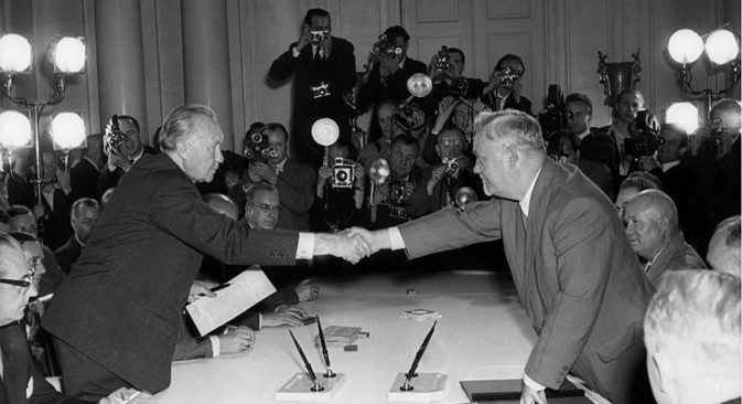 Aufnahme diplomatischer Beziehungen zwischen der Bundesrepublik und der Sowjetunion: Staatsbesuch des Bundeskanzlers Konrad Adenauer am 13. September 1955 in Moskau.