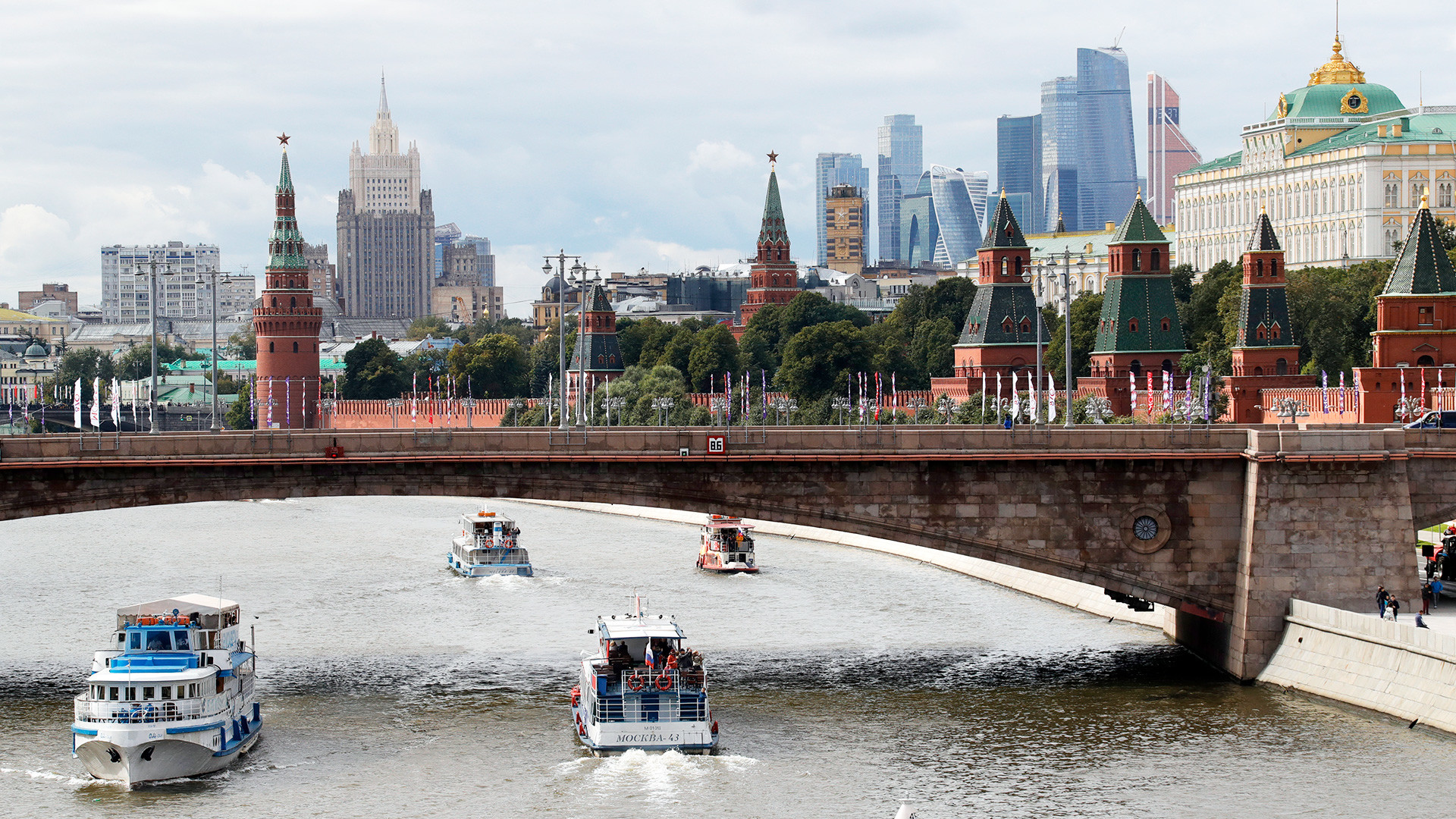 Pleasure boats making their way along the Moskva River.