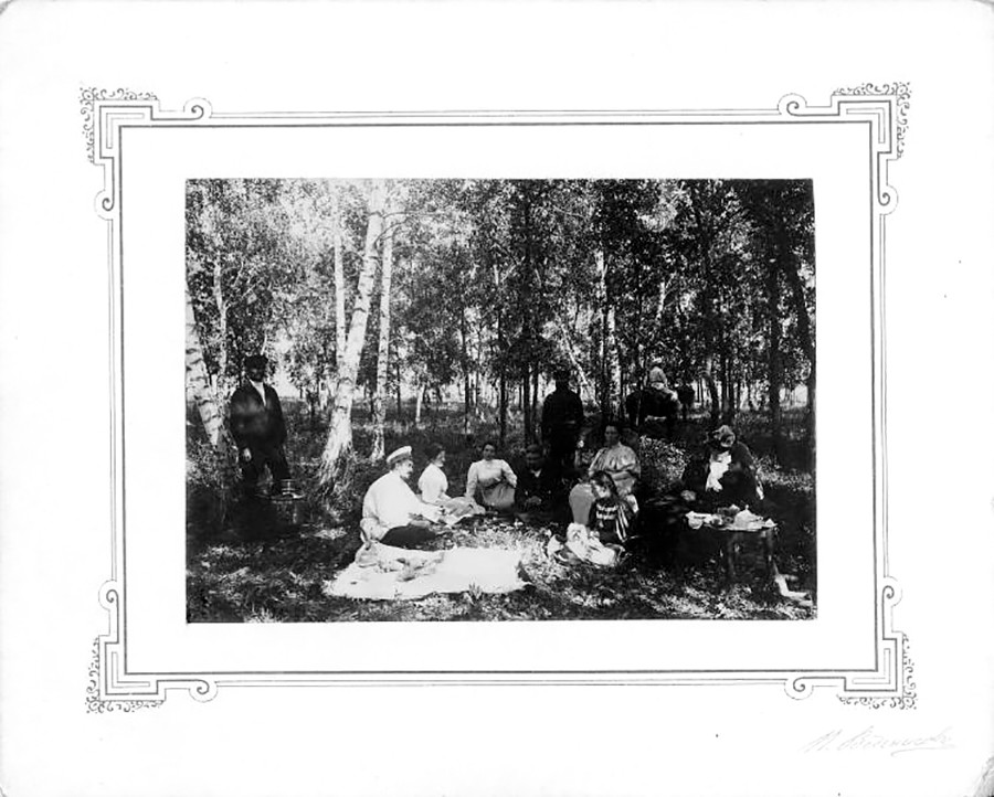 Picnic in un bosco di betulle, inizio Novecento