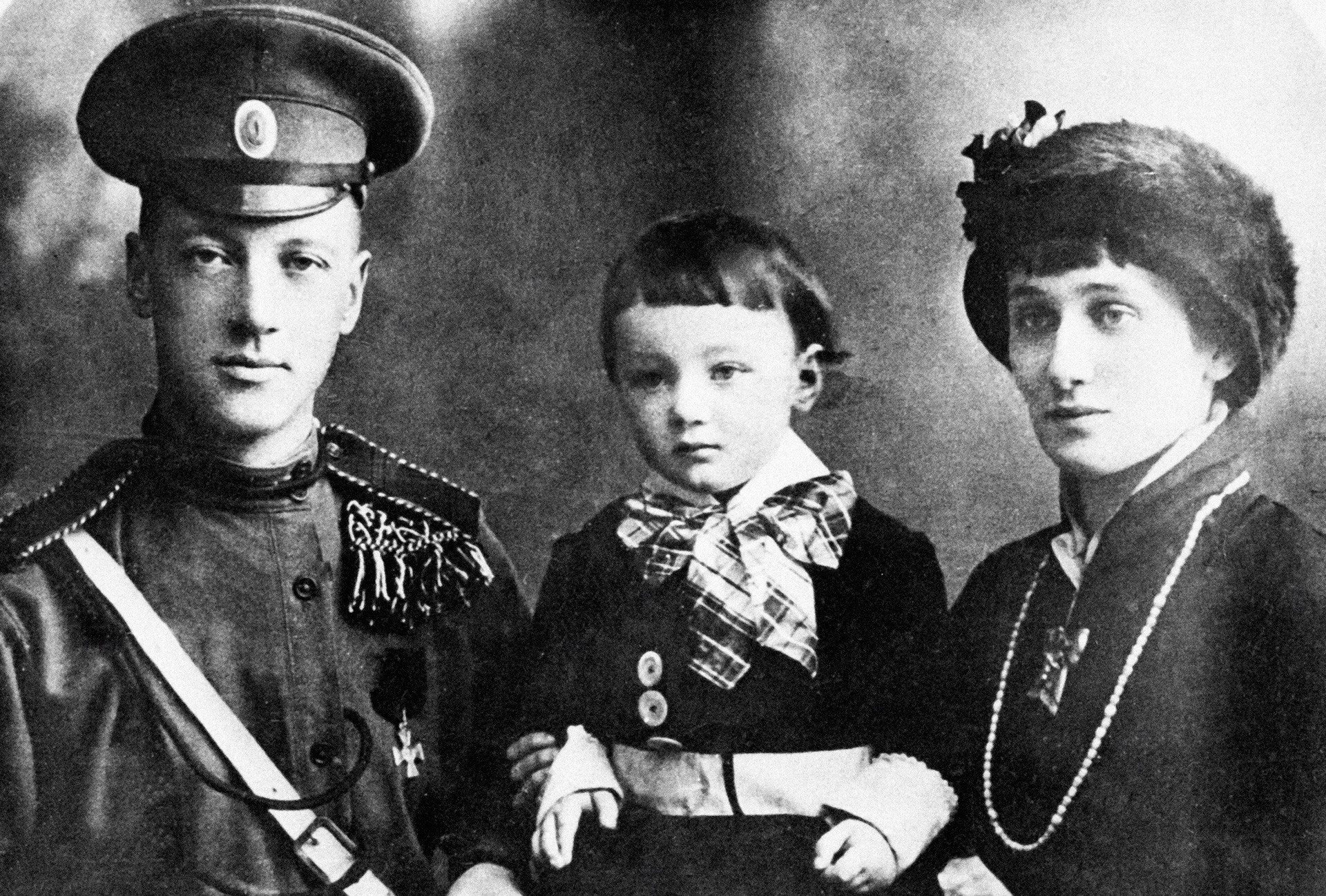 Poets Nikolai Gumilev (left) and Anna Akhmatova (right) with son Lev. 
