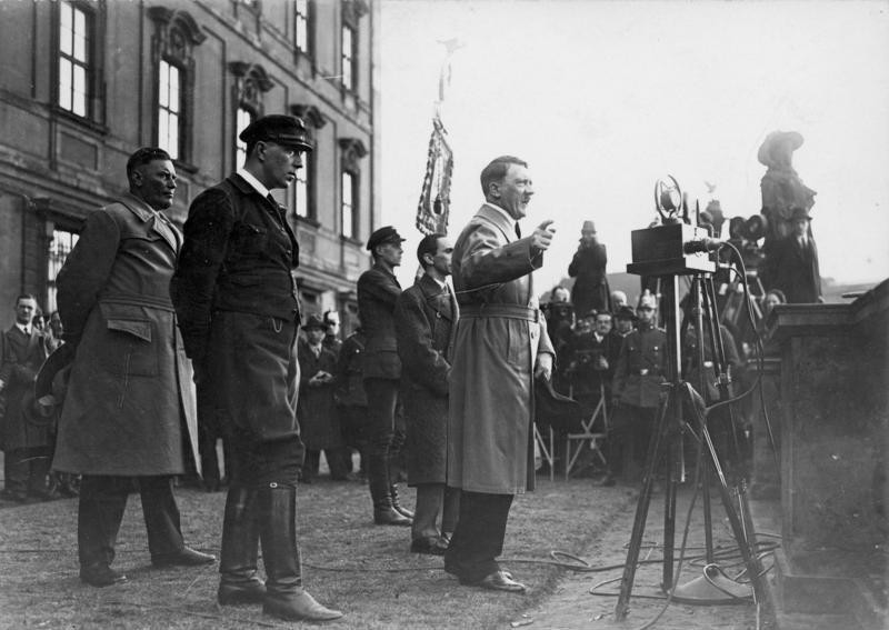 Алберт Шпер (лево) и Хитлер