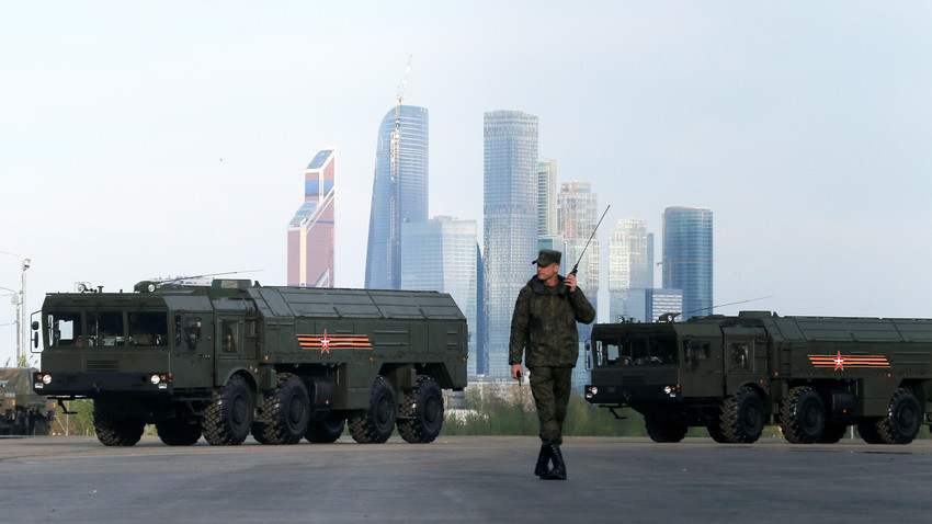 Ruski vojnik prolazi pored lansera "Iskander-M" u Moskovskom međunarodnom poslovnom centru poznatijem kao "Moskva-City", Rusija.