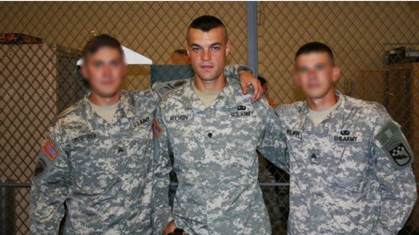 Moški, ki izgleda povsem enako kot podpolkovnik Sergej Kulakov, pozira v ameriški vojaški uniformi. 