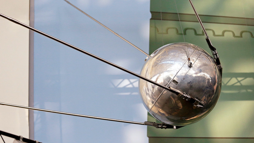 Sputnik tinha um tamanho 10 vezes maior que o primeiro satélite planejado pelos EUA, o Explorer.