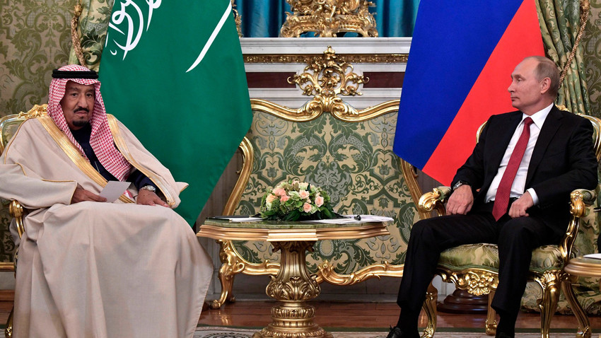 Vladimir Putin dalam pertemuan dengan Salman bin Abdulaziz Al Saud, Kamis (5/10).
