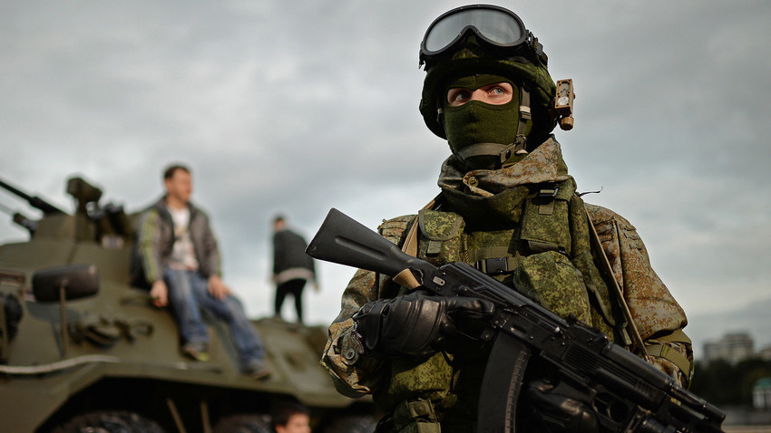Војник на фестивалот „Армијата на Русија“ во Москва.