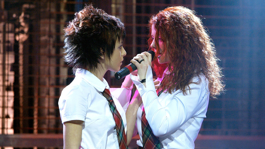 Julia Volkova dan Lena Katina, dua vokalis grup musik duet t.A.T.u.