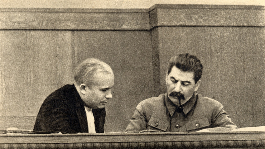Nikita Jrushchov e Iósif Stalin en 1937.