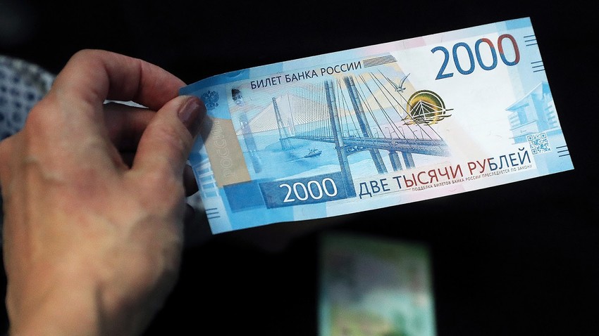 Novi bankovec za 2000 rubljev. Na njem vidimo most Ruski v Vladivostoku.