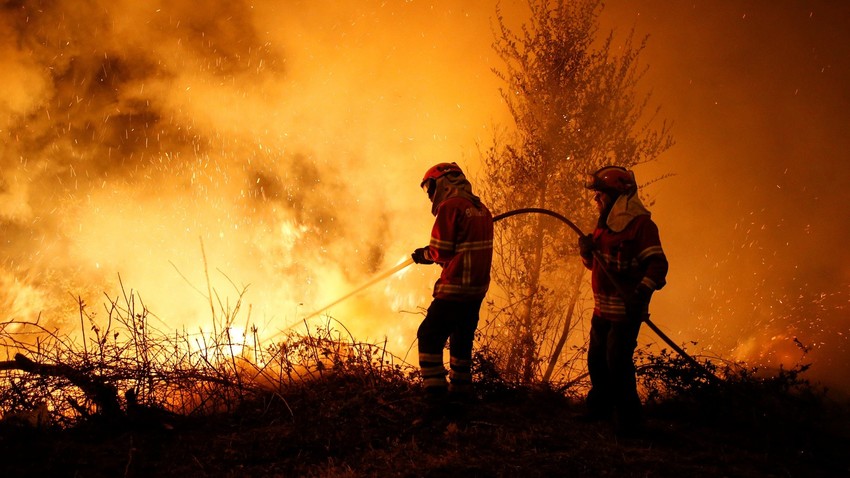 Bombeiros tentam conter chamas perto da cidade portuguesa de Lousã
