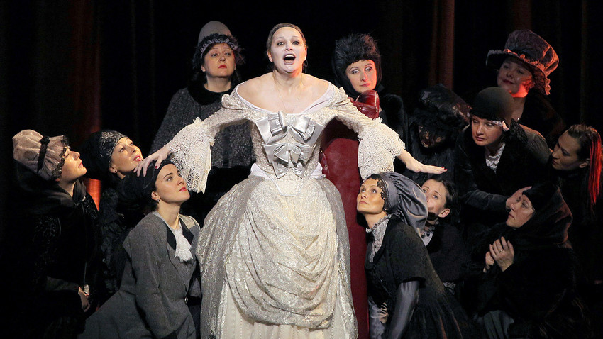Mezzosopranistin Maria Maksakova als die Gräfin in der Oper „Pique Dame“ von Peter Tschaikowski