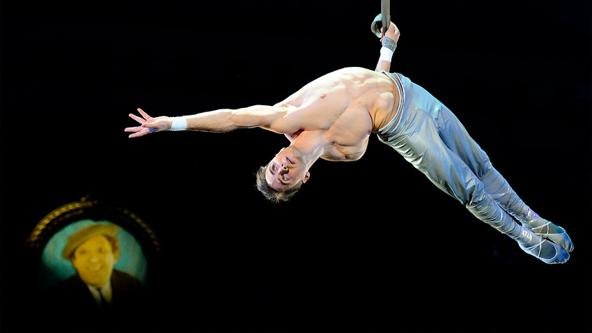 Акробатът Сергей Акимов в Московския цирк "Никулин" на Цветния булевард, 20 февруари 2014 г.