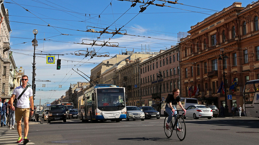 Sistema de ônibus elétricos foi desenvolvido a todo vapor pelo governo soviético e, em 1990, havia cerca de 1.320 veículos do tipo em São Petersburgo.