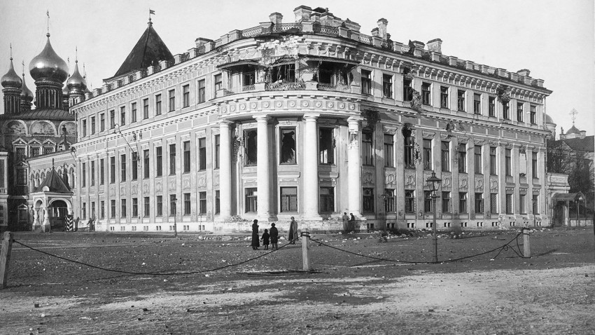 Maly Nikolaevsky palace after the bombardment of the Moscow Kremlin. Photograph by D.M. Gusev. November 1917.