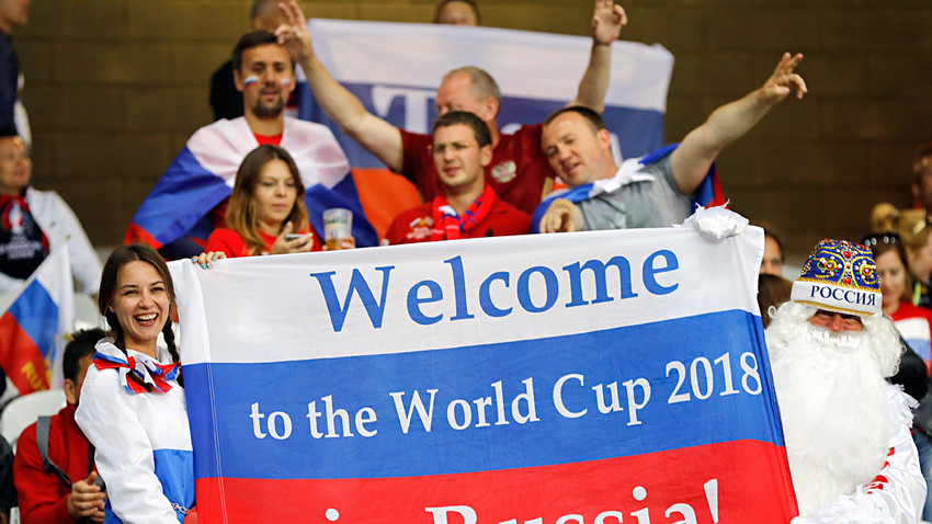 Torcedores exibem faixa "Bem-vindos à Copa de 2018 na Russia" durante partida da Euro 2016, na França.