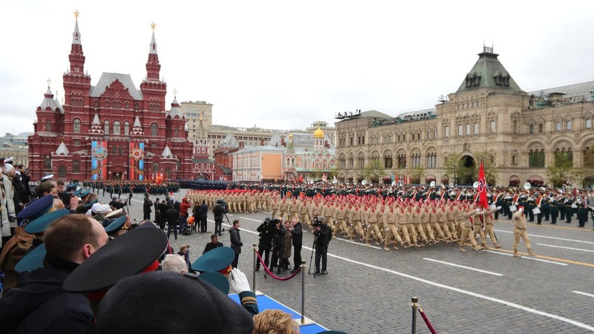 Ruski "mladoarmejci" med letošnjo parado v Moskvi ob dnevu zmage 9. maja.