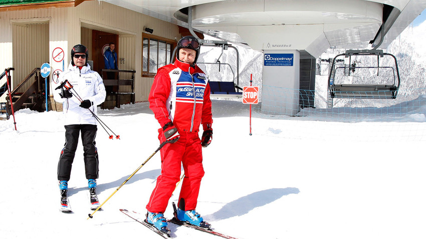 Putin auf Skiern in Jasnaja Poljana