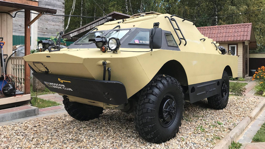 Armored vehicle that can traverse all sorts of terrain