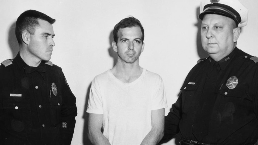 Lee Harvey Oswald dengan Kepolisian Dallas.