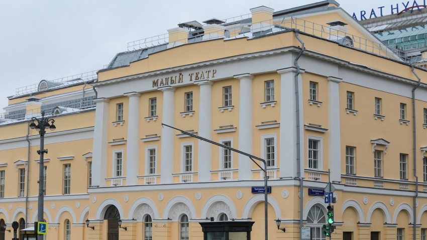 Fachada do Teatro Maly, no centro de Moscou