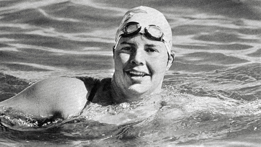Lynne Cox, 30, succeeded in swimming across the 2.7 mile Bering Strait. 