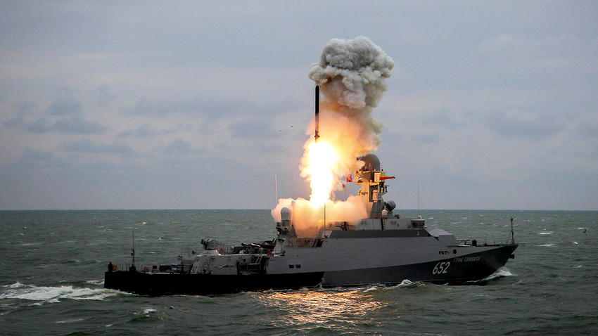 Малкият ракетен кораб "Град Свияжск" пуска ракета "Калибър" по време на учения на корабната групировка на Каспийския флот.