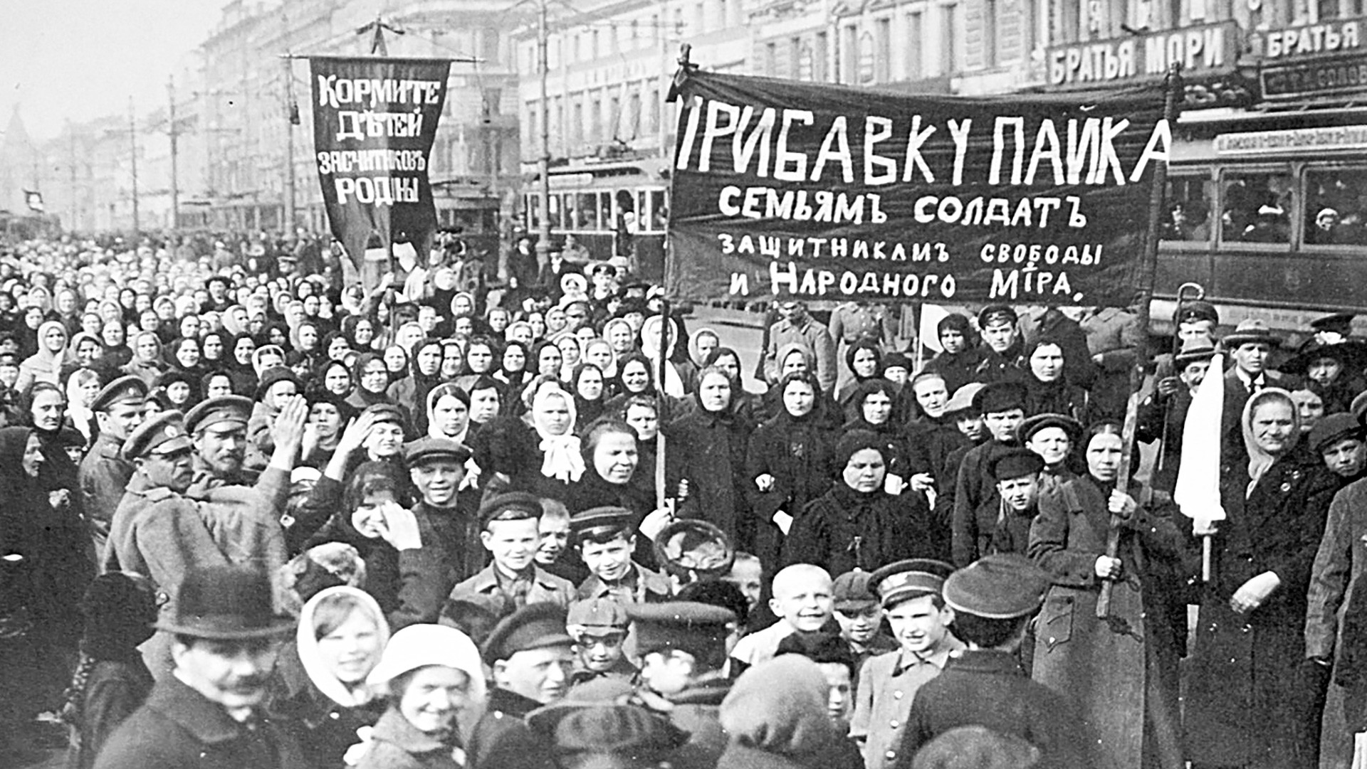 Demonstration von Arbeiterinnen und Arbeitern der Putilow-Werke am 23. Februar 1917