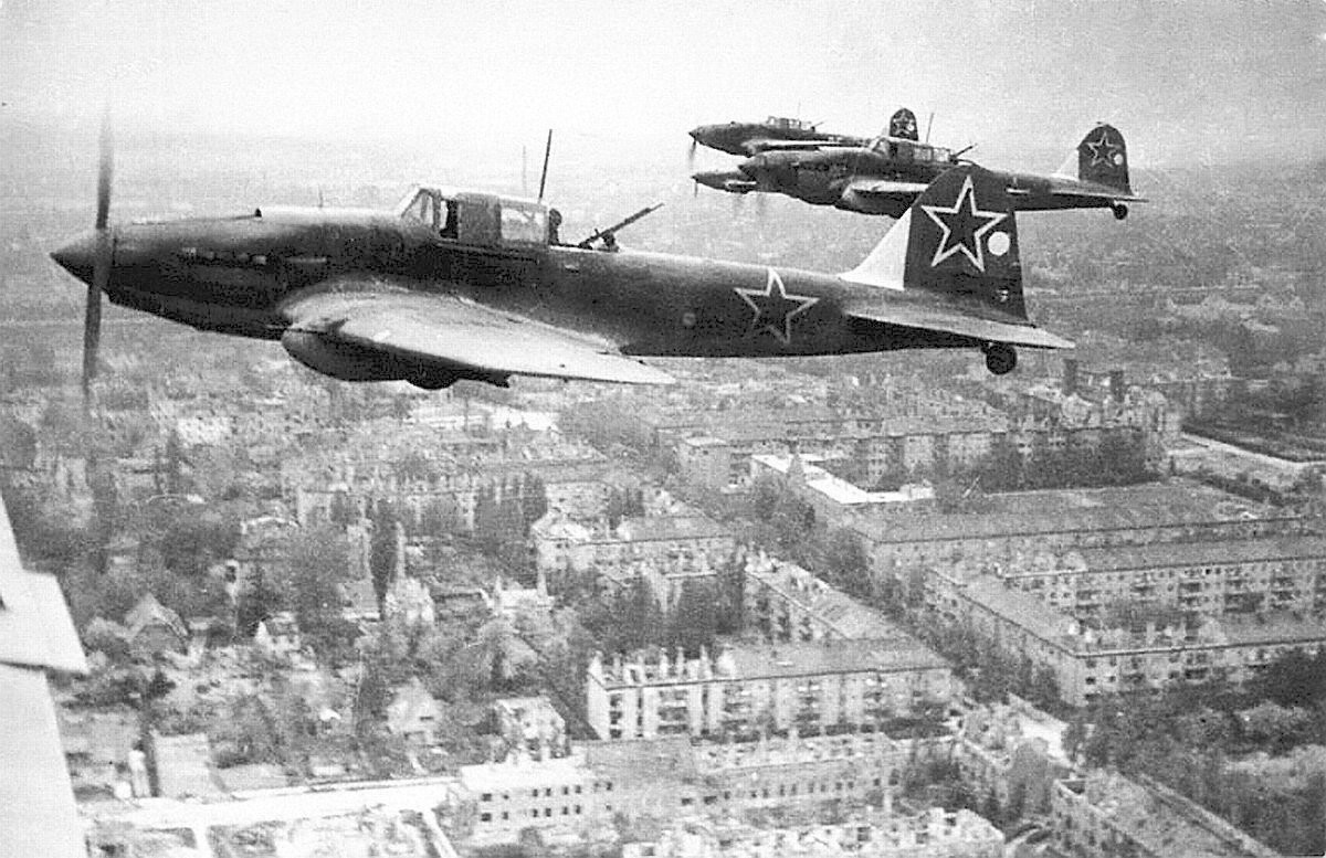Самолети Ил-2 във формация прелитат на германски град.