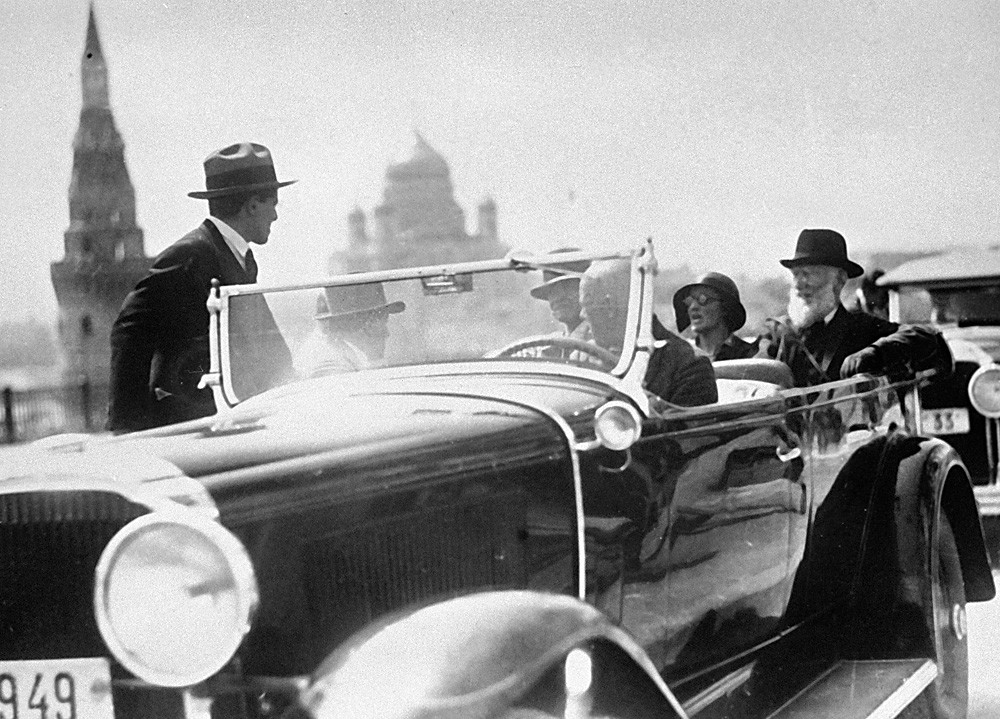Bernard Shaw (R) being driven around Moscow in a chauffeured car.