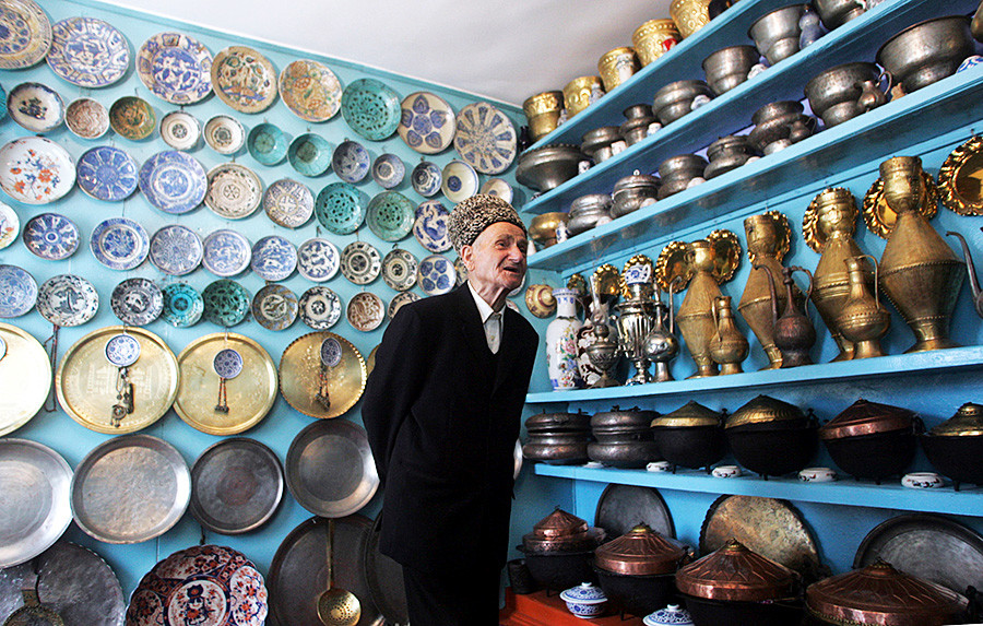 79-годишният Гаджиомар Изабакаров показва колекцията си от сребърни принадлежности в домашния си музей в Кубачи, 2010 г.