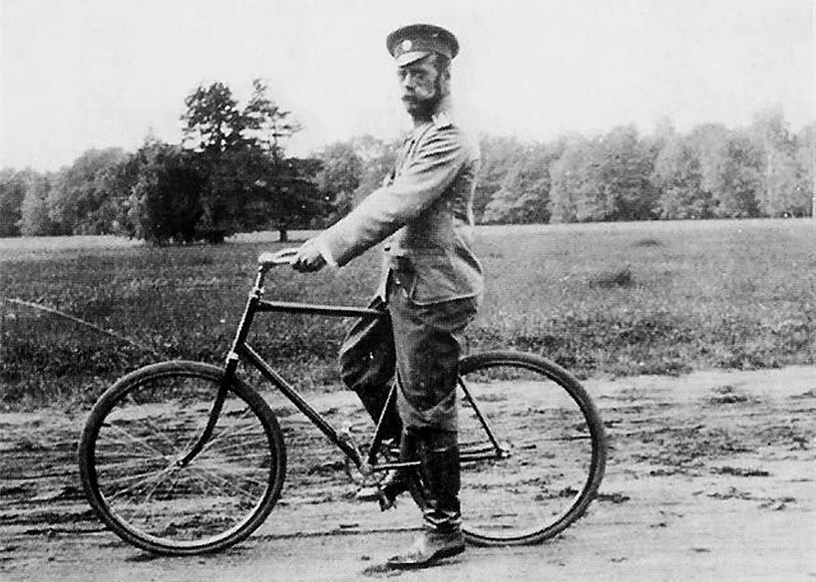 Nicolás II en la bicicleta.