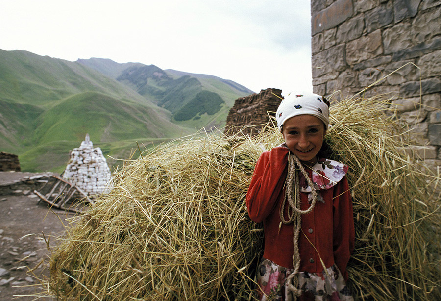 Девојка за време жетве у Дагестану, Агулски регион, Русија.
