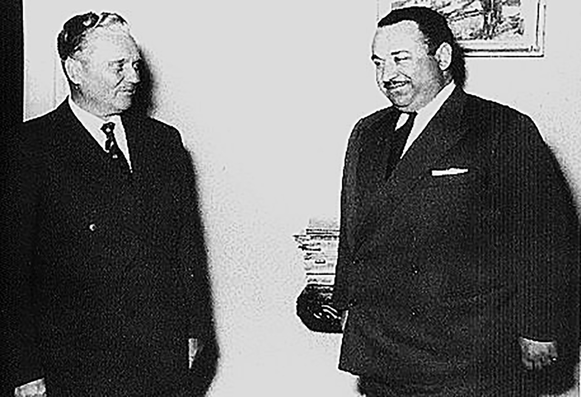 Јосип Броз Тито са Јосифом Ромуалдовичем Григулевичем, (познатим под именом Теодоро Б. Кастро), амбасадором Костарике у Италији и Југославији.