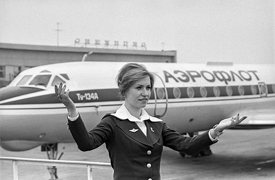 1. maj 1979, Orenburg, ZSSR. Stevardesa Valentina Grabenko hvali letalo Aeroflota na javni predstavitvi.