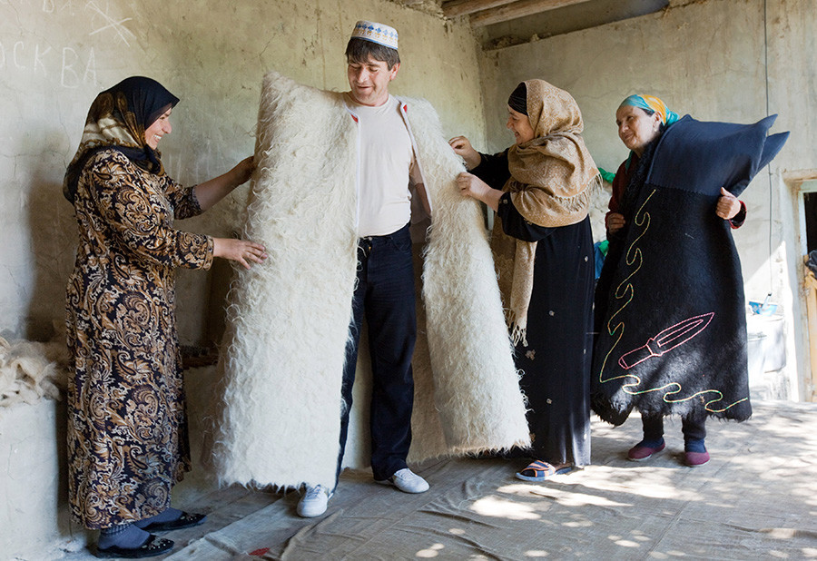 Perempuan dari keluarga Abutalipov di desa Rakhati, Dagestan hidup dari membuat burka.