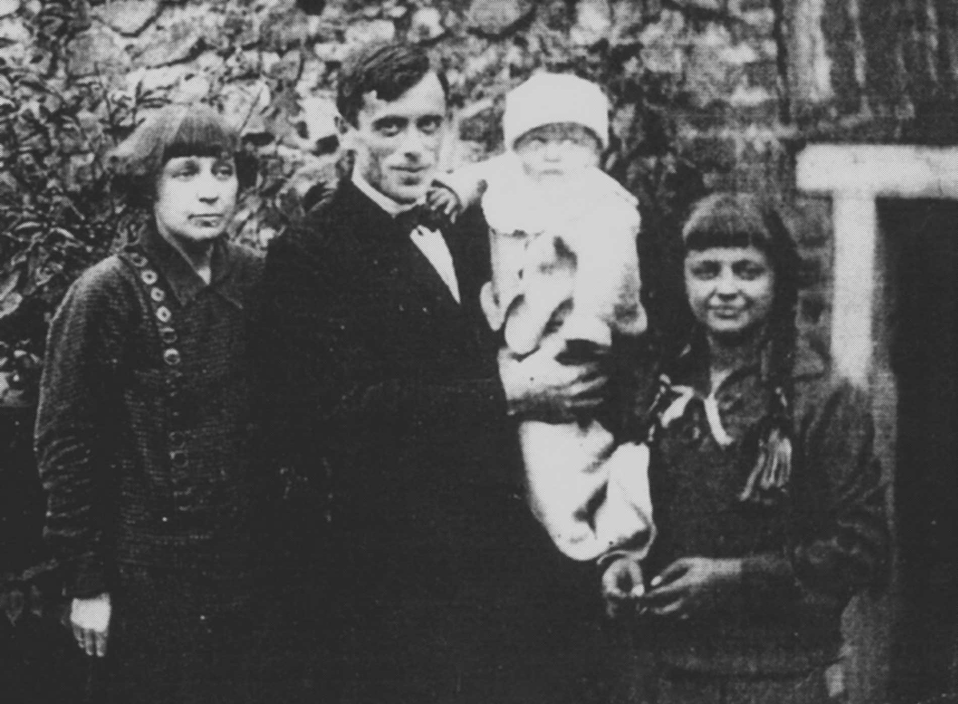 Tsvetáieva com o marido e filhos em Praga, em 1925.