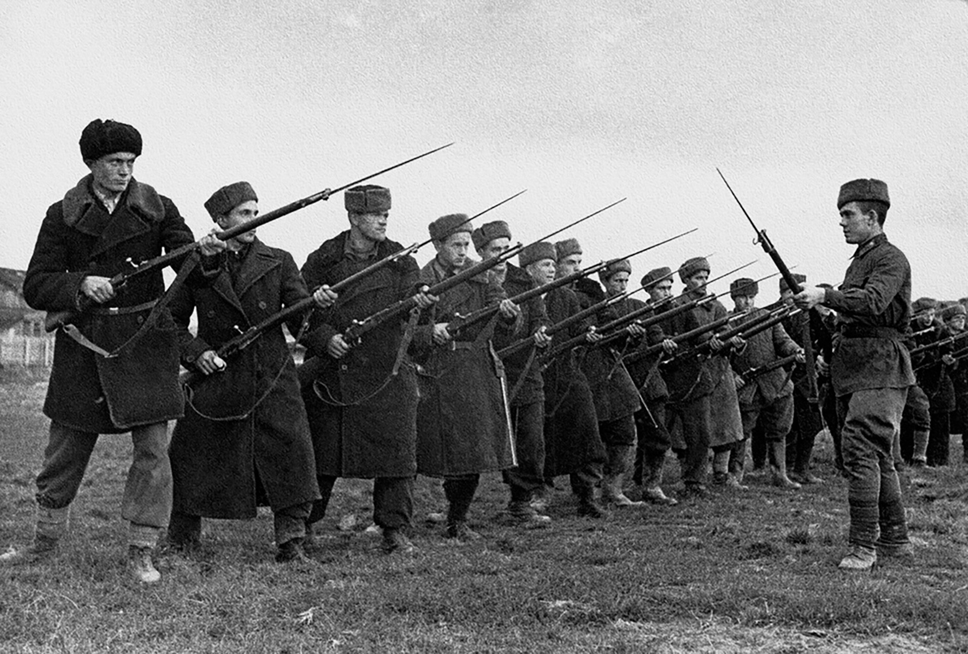 Добровољци. Увежбавање борбе бајонетима у Првом батаљону 1. Московског комунистичког пука.