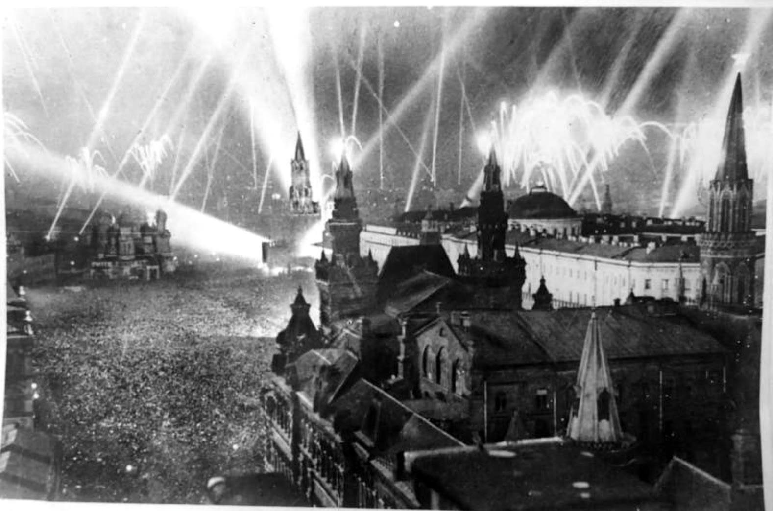 ナチスドイツに対するソ連の勝利にちなんだ花火。