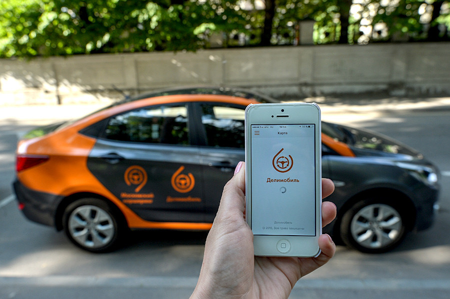 Automóvel do serviço de “car sharing” Delimobil Moscow.